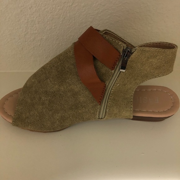 Awesome sandals - Picture 2 of 3